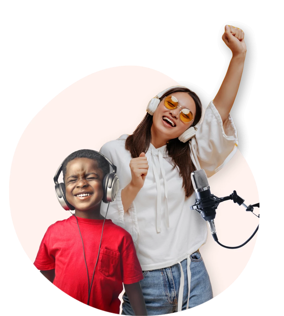Un enfant et une adolescente en train d'écouter une radio en ligne